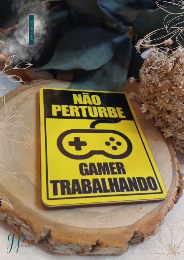 Placa decorativa em MDF | Não Perturbe Gamer Trabalhando